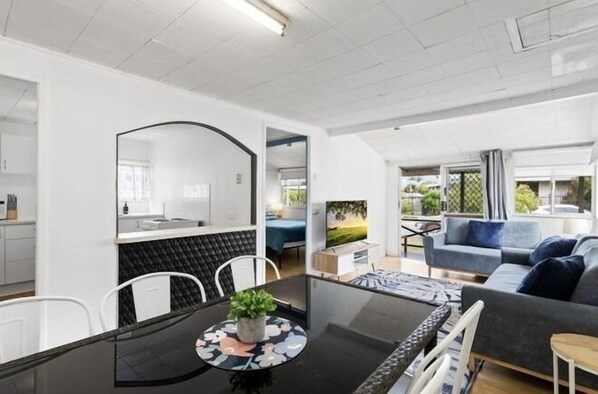 Un espacio habitable moderno y de concepto abierto, con comedor, cocina y zona de estar.