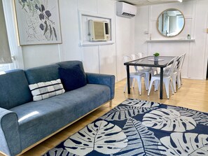 Smart TV - Bayside Living! Walk to Water, Central, sleeps 7 (Deception Bay)