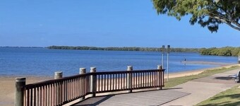 Bayside Living! Walk to Water, Central, sleeps 7