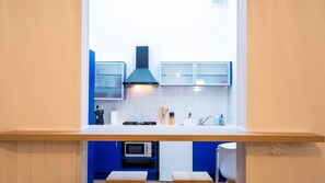 Réfrigérateur, micro-ondes, four, cafetière/bouilloire