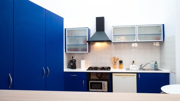 Een koelkast, een microgolfoven, een oven