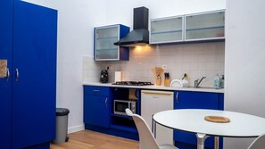 Een koelkast, een microgolfoven, een oven