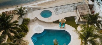 Crown Villa - Luxury Beachfront 8 bedroom property