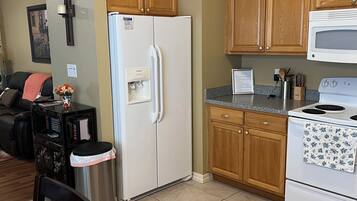 Kjøleskap, mikrobølgeovn, ovn og kokeplater