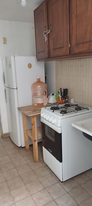 Standard House, 2 Bedrooms | Private kitchen | Fridge, cookware/dishes/utensils - Casa Alcatraz Querétaro Cerca del Tec de Monterrey (Querétaro)