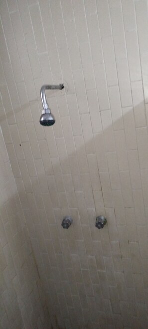 Casa estándar, 2 habitaciones | Baño | Regadera y regadera tipo lluvia 