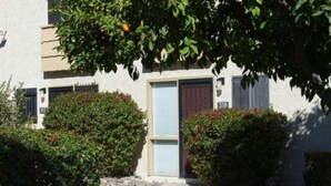 Un edificio residencial con el número 318, una puerta principal y un pequeño camino de entrada.