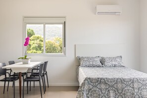 ห้องเบสิกทวิน | โต๊ะทำงาน, พื้นที่ทำงานแบบใช้แล็ปท็อป, เตารีด/โต๊ะรีดผ้า, Wi-Fi ฟรี