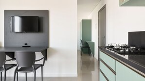 家庭四人房 | 私人廚房 | 電冰箱、微波爐、爐台、鍋具/餐盤/廚房用品