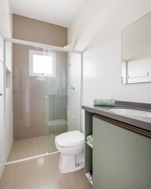 Chuveiro, secador de cabelo, toalhas de banho, sabonete