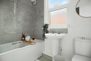 Combined shower/bathtub, hair dryer - Stylish House • City Centre • Pool Table • Free Parking • Fast Wifi • Smart TV • Yoko Property (Northampton)