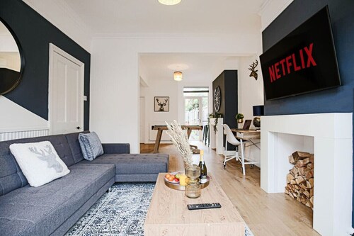 Stylish House • City Centre • Pool Table • Free Parking • Fast Wifi • Smart TV • Yoko Property