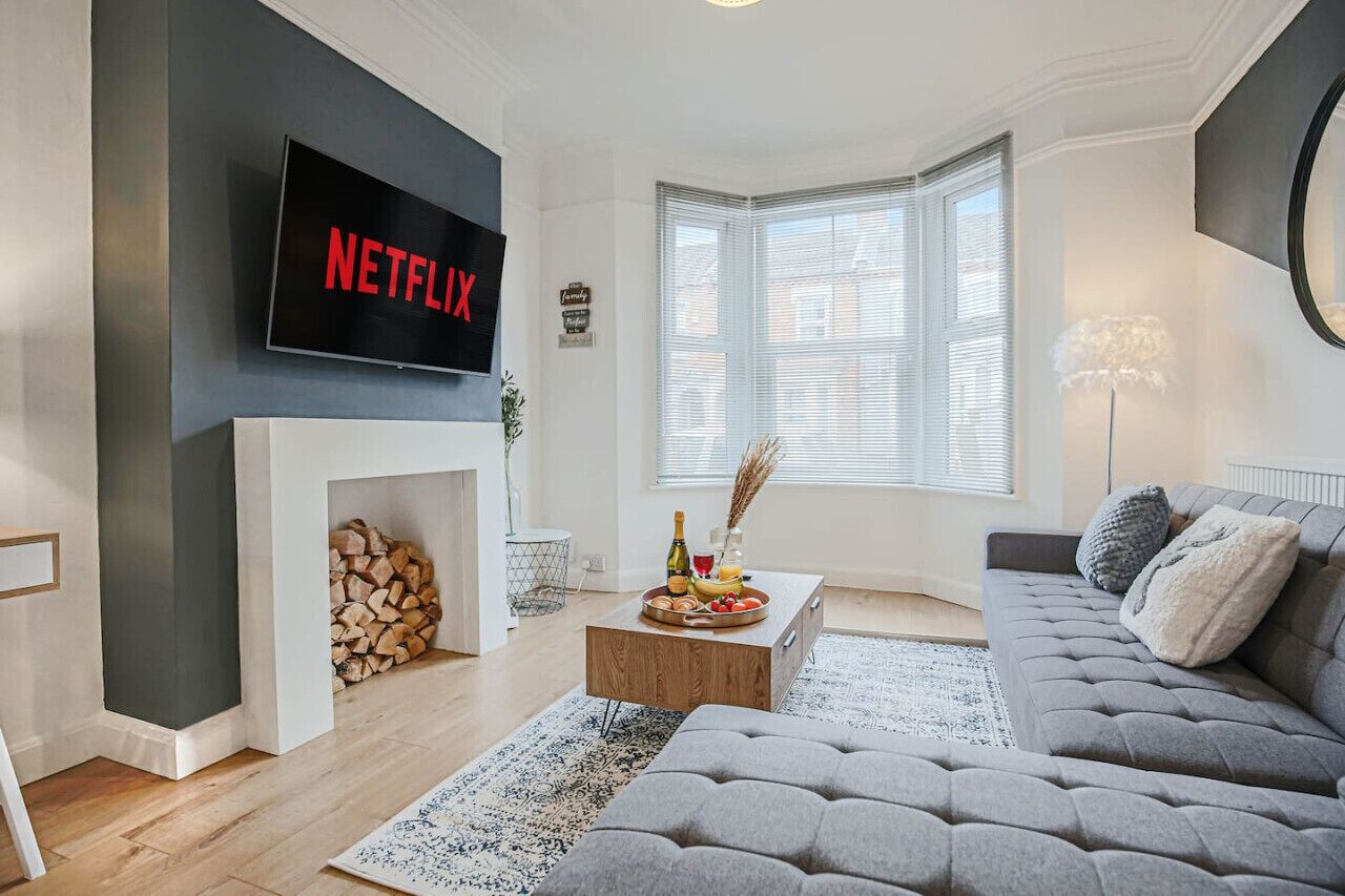 TV, fireplace