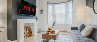 Stylish House • City Centre • Pool Table • Free Parking • Fast Wifi • Smart TV • Yoko Property