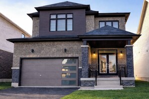 Exterior - 3BR Cozy Haven | Hot Tub + BBQ Near Niagara Falls (Thorold)