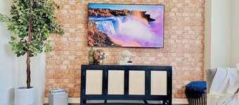 Modern 3BR Home close to NiagaraFalls with Parking