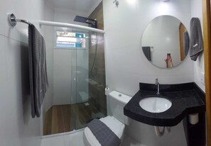 Douche, sèche-cheveux, papier toilette