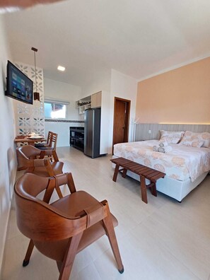 Traditional Studio, 1 Queen Bed | Living area