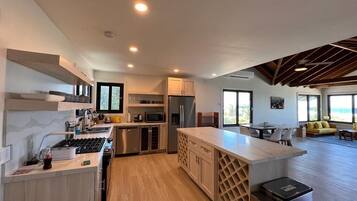 冷蔵庫、電子レンジ、コンロ、食器洗い機