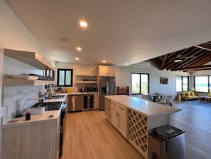 Réfrigérateur, micro-ondes, plaque de cuisson, lave-vaisselle