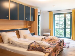 5 bedrooms, travel crib, free WiFi