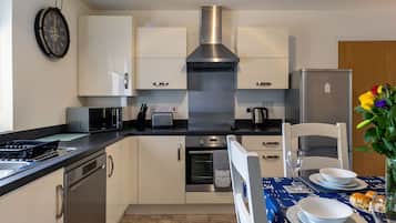 Micro-ondes, four, lave-vaisselle, grille-pain