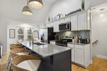 Fridge, microwave, oven, stovetop. Beach Villa with Private Pool - Walk to beach and Island View Casino