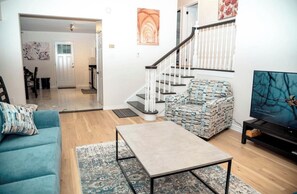 TV - Cozy 3 Bedroom with pool table - 5 Min to Falls (Niagara Falls)