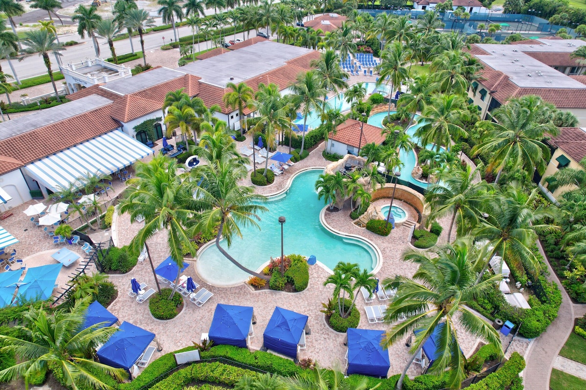 Naples Bay Resort 3 bedroom condo, close to 5th, Resort Pools, Tennis, Gym & Spa