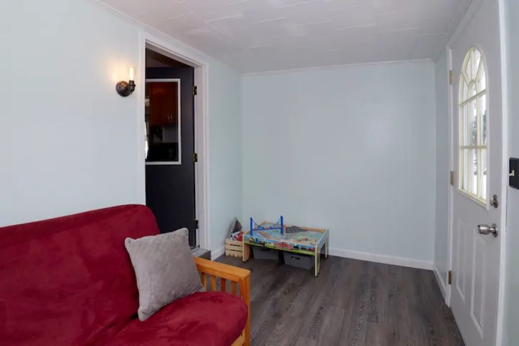 Cozy Downtown Home, walk to restaurants and shops