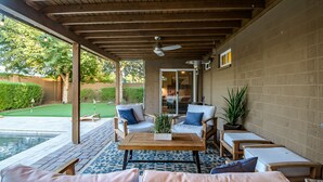 An outdoor patio with wooden furniture, a table, and a ceiling fan. - Casa Bonita with Private Pool / 4B/2B sleeps 8 in Old Town Scottsdale (Scottsdale)