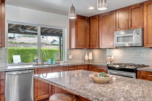 冷蔵庫、電子レンジ、オーブン、コンロ