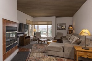 TV, fireplace, books - Eolus 321 - Managed by Purgatory Result (Durango)