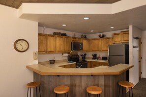 Fridge, microwave, oven, stovetop - Eolus 321 - Managed by Purgatory Result (Durango)