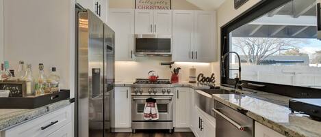 冷蔵庫、電子レンジ、オーブン、コンロ