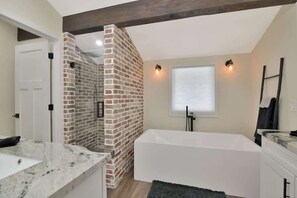 Shower, hair dryer, towels - CC*New Listing*Walk to the Square*New Remodel* (Prescott)