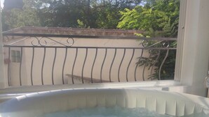 A hot tub with a view of trees and a metal railing. - 25-person apartment 10 minutes from Avignon, Bagnols sur Cèze, Marcoule, (Roquemaure)