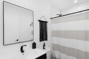 Ensemble douche/baignoire, sĂšche-cheveux, serviettes fournies, savon