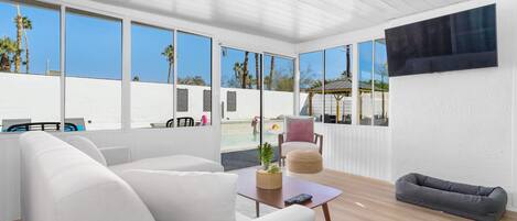 Een televisie, een open haard en boeken