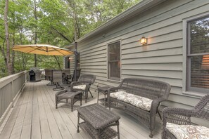 Outdoor dining - Reel Bliss Cabin - Rustic interiors, Wi-Fi, fireplace & lake access! (Jasper)