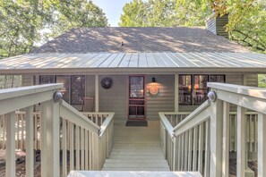 Exterior - Reel Bliss Cabin - Rustic interiors, Wi-Fi, fireplace & lake access! (Jasper)