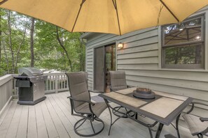 Outdoor dining - Reel Bliss Cabin - Rustic interiors, Wi-Fi, fireplace & lake access! (Jasper)