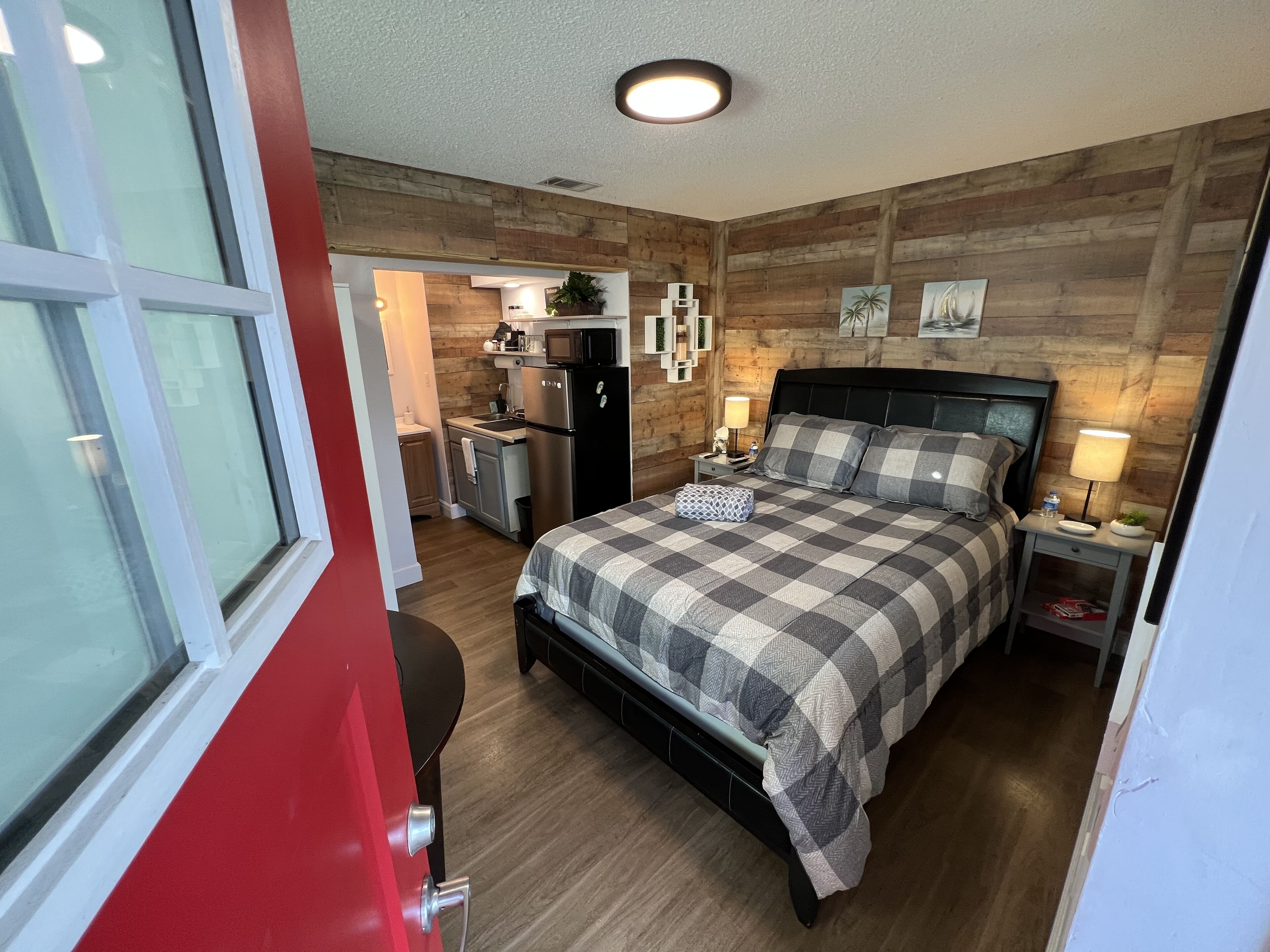 Cozy  Studio Apartment, free parking, close to airport.