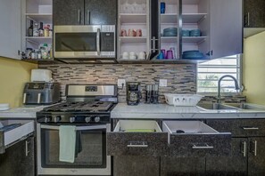 Refrigerador, microondas, horno y parrilla de estufa
