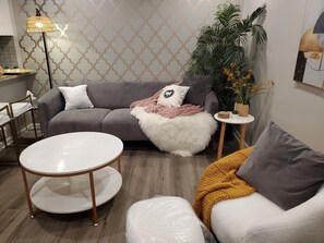 Smart TV - Close to 3rd St & Train to Chicago/ Pets w fee /WIFI/W&D/Park Free/PrivateEntry (Geneva)