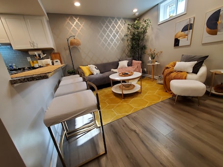 スマートテレビ. Close to 3rd St & Train to Chicago/ Pets w fee /WIFI/W&D/Park Free/PrivateEntry