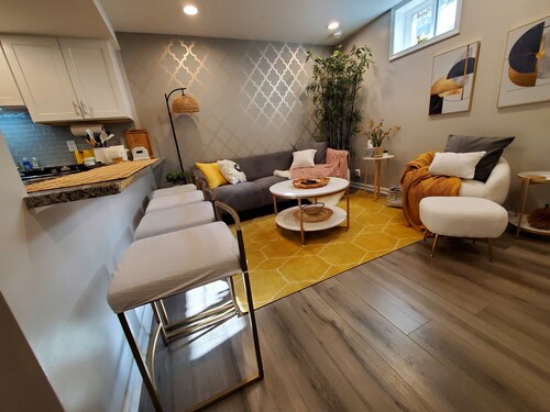 Close to 3rd St & Train to Chicago/ Pets w fee /WIFI/W&D/Park Free/PrivateEntry