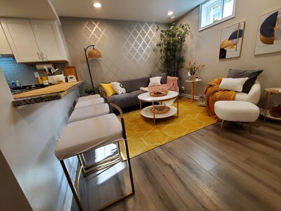 Close to 3rd St & Train to Chicago/ Pets w fee /WIFI/W&D/Park Free/PrivateEntry