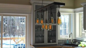 Una cucina con un lampadario e una finestra che si affaccia su una terrazza.