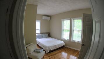 4 bedrooms, desk, WiFi, bed sheets